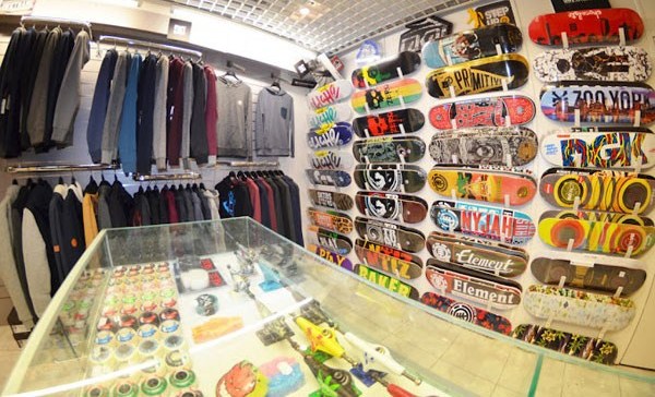 Vêtements ados skateboard Play Skateshop centre ville Béziers