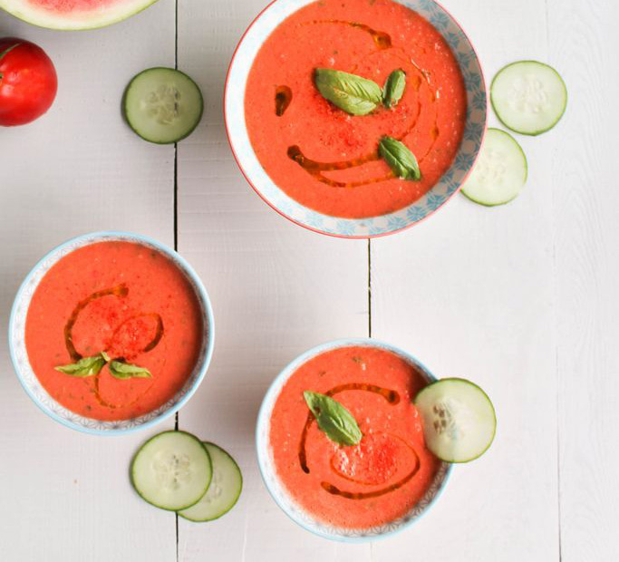 Gaspacho de tomates et crème fouettée aux herbes fraîche.